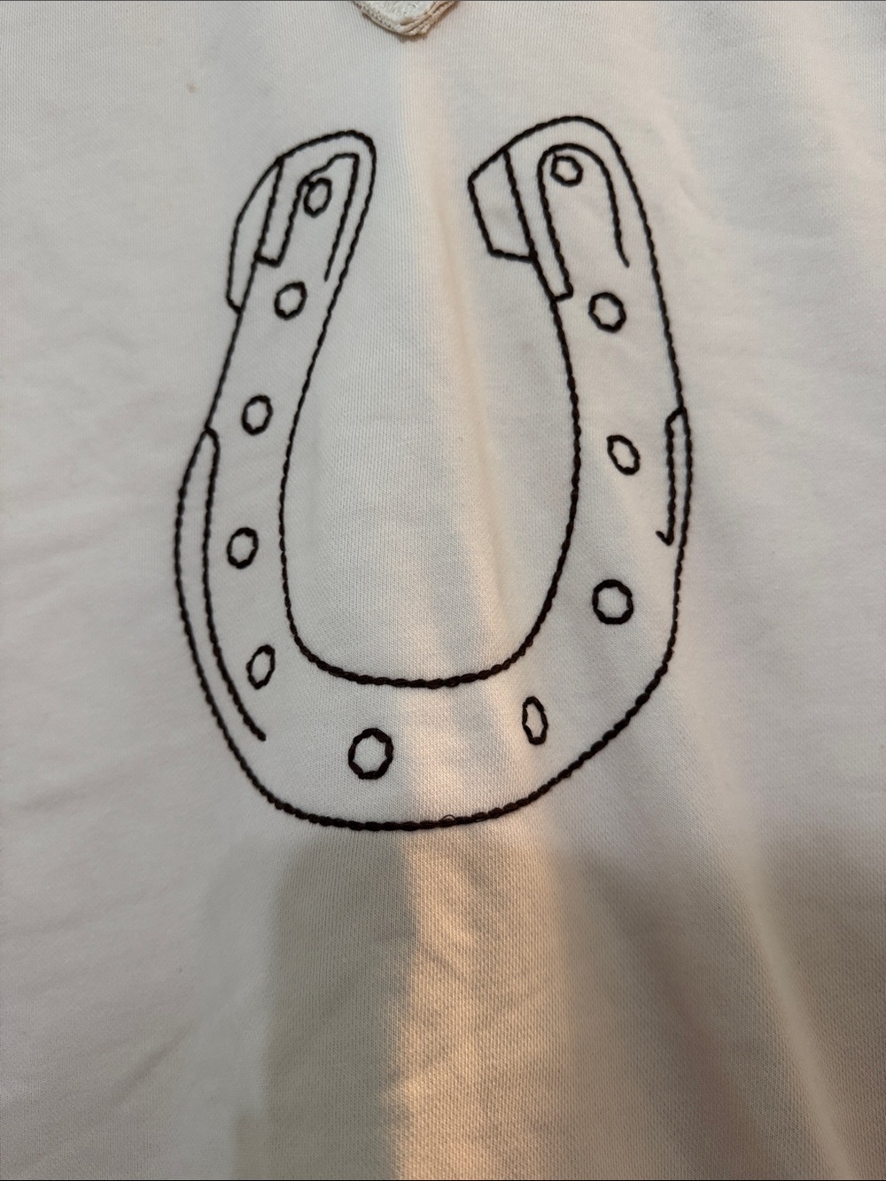 eesome Cream Sleeveless Knit Top with Horseshoe Motif - Picture 3 of 6